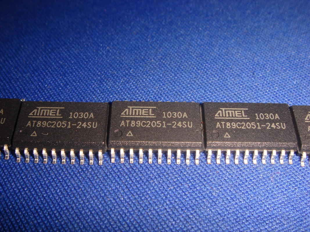 Original tout neuf de microcontrôleur d'IC de puce de circuit intégré d'AT89C2051-24SU SOP20 inutilisé